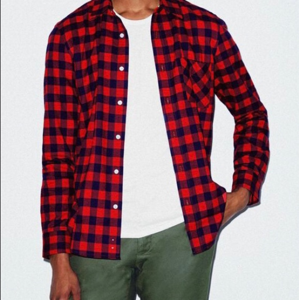 Gap men’s standard fit flannel button down; navy and red checkered; size small